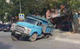 Șoferul unui camion sa trezit cu mașina prăvălită întro gaură VIDEO