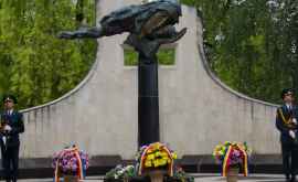 Dodon și Greceanîi cu flori la Complexul memorial Maica Îndurerată