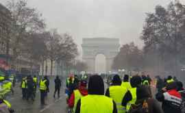 Протесты желтых жилетов во Франции привели к убыткам в 25 млрд евро
