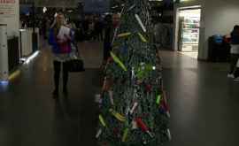 В аэропорту Вильнюса установили елку украшенную пулями и холодным оружием 