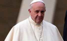 Papa Francisc filmat cum păleşte o femeie 