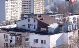 Pe acoperișul unui bloc de locuit din sectorul Botanica a fost construită o casă