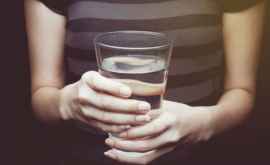 Oamenii de știință au explicat beneficiile consumului unui pahar de apă pe stomacul gol 