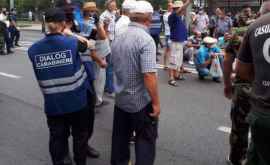 Полицейские раздали питьевую воду протестующим в центре столицы