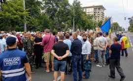 Cinci protestatari de la protestul veteranilor luați la sectorul de poliție