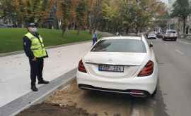 Cum un șofer șia lăsat mașina pe Pușkin unde muncitorii pun pavajul nou