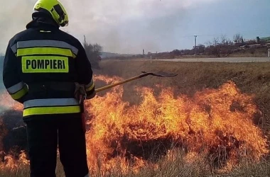 Vremea caldă provoacă incendii: salvatorii fac apel la populație 