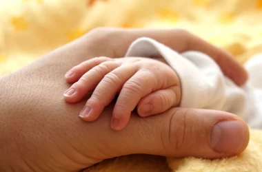 Indemnizațiile pentru maternitate: Cu ce anunț vine CNAS