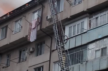 Cincisprezece apartamente au fost salvate de pompieri în urma misiunii complexe de lichidare a incendiului 